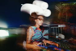 L'artiste Holiness, aux platines en train de mixer 