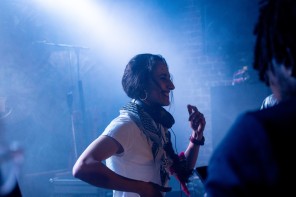 L'artiste Kaam, souriante, en train de mixer 