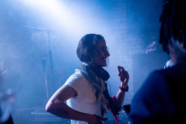 L'artiste Kaam, souriante, en train de mixer 