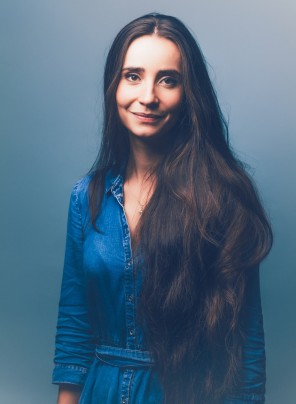 Salomé Saqué, souriante et le regard face caméra.